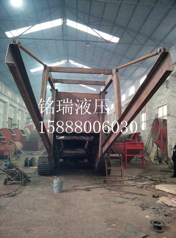 60噸移動破碎機泵統(tǒng)和底盤調試現場